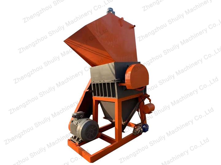 PET plastic crusher: crushing plastic bottles.