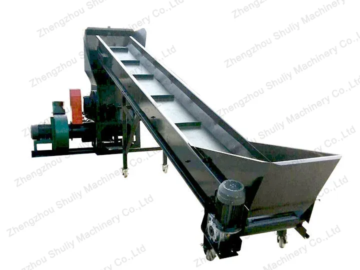 Conveyor: Transferring plastic bottles to the de-labeling machine.