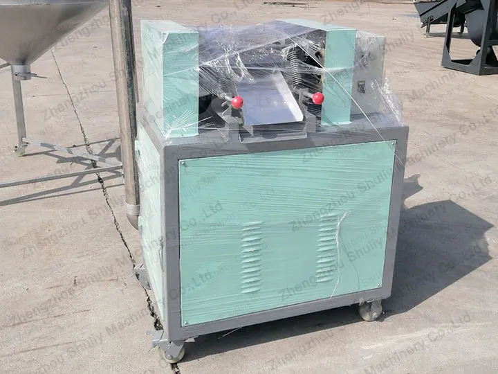 Plastic granule cutter