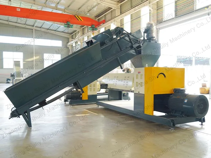 inclined belt conveyor and plastic granulator