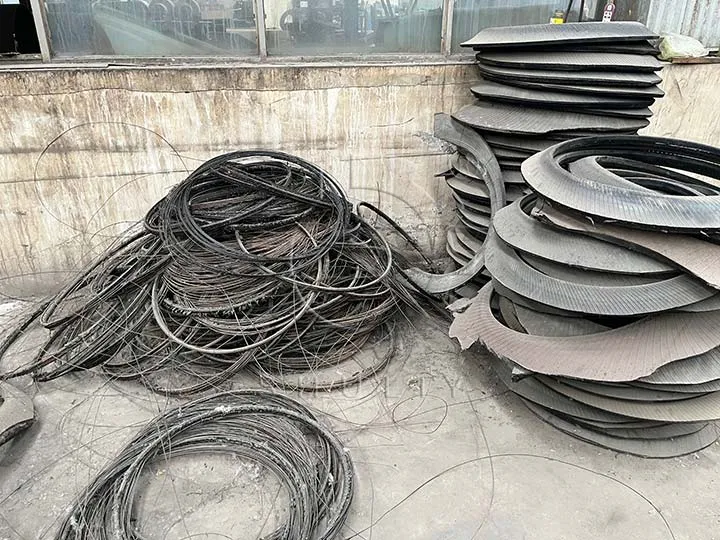 Separation of the wire rim from the rubber tyre