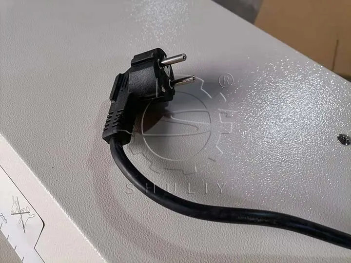 Cardboard shredder plug for different countries