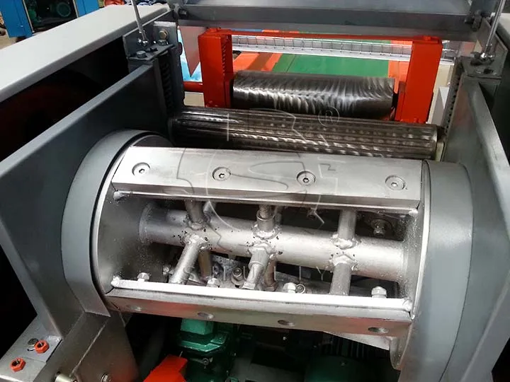 Moving knives for textile cutting machine
