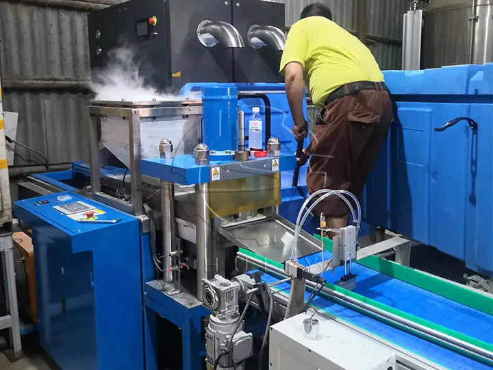 ドライアイスペレット機械