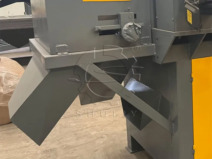 Discharge outlets for different material types