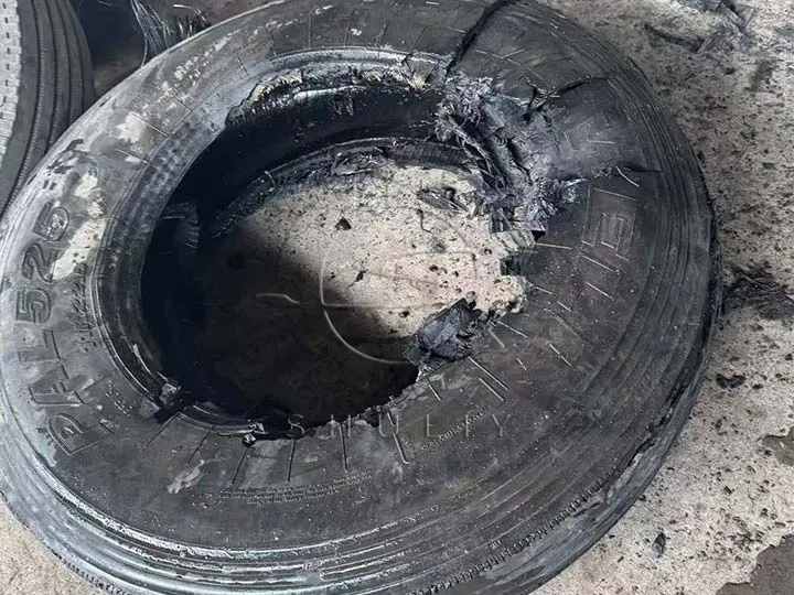 Pneu desmontado após uso do desmontador de pneus